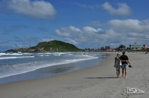 A Ana caminha com o pai na Prainha, em São Francisco do Sul, litoral de Santa Catarina